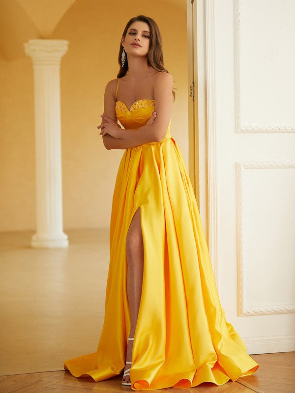 Robe longue en satin à volants et bretelles spaghetti sans manches